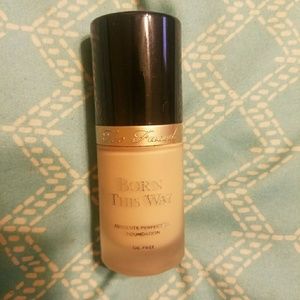 Too Faced Born this way Foundation - SNOW